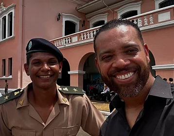 Foto do prof eva com alunos