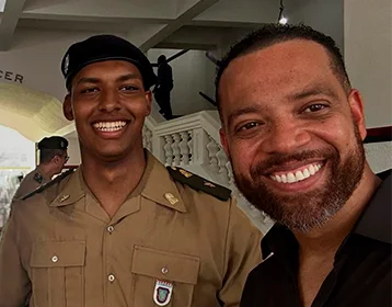 Foto do prof eva com alunos